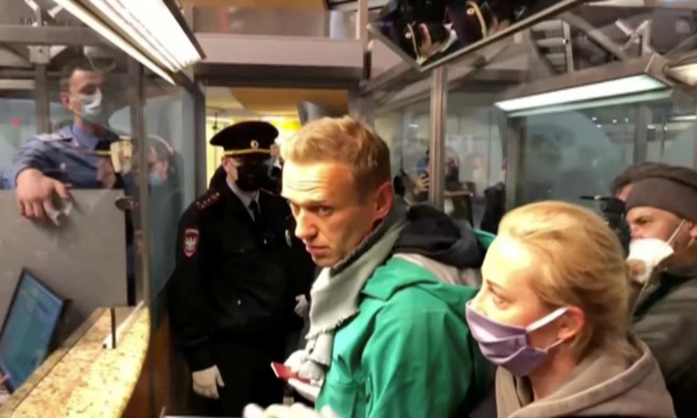 Οδήγησαν τον Ναβάλνι σε δικαστήριο: Η Μόσχα λέει στη Δύση να κοιτάει τη δουλειά της